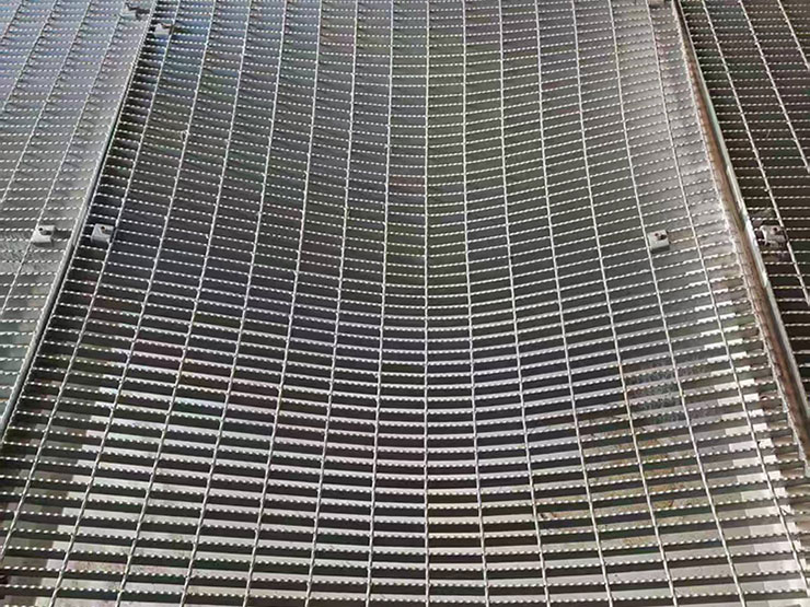 Tank-Gitterroste beweisen enorme Robustheit in Extrembelastung